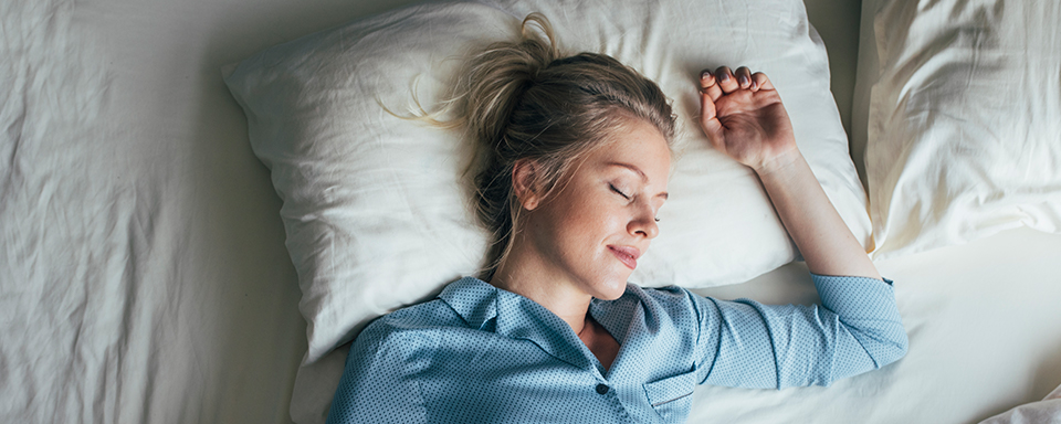 Pesoon die lekker ligt te slapen