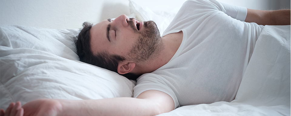 Ronkende man in bed