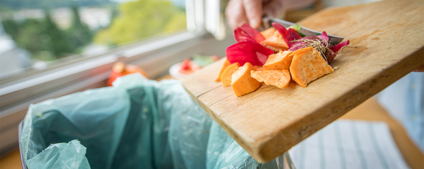 Restant voedsel wordt weggegooid in afvalemmer