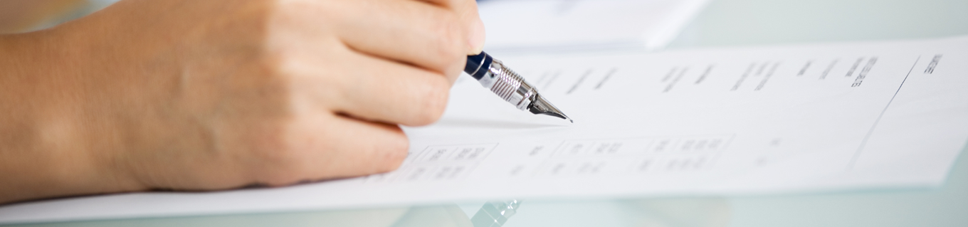 persoon vult formulier om zorgtoeslag aan te vragen in