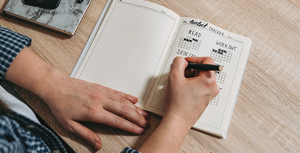 Een persoon maakte een aantekening in zijn agenda