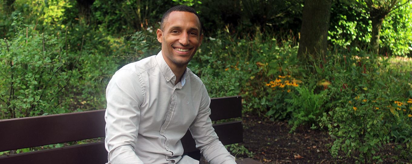 Jongeman in de tuin | a.s.r.