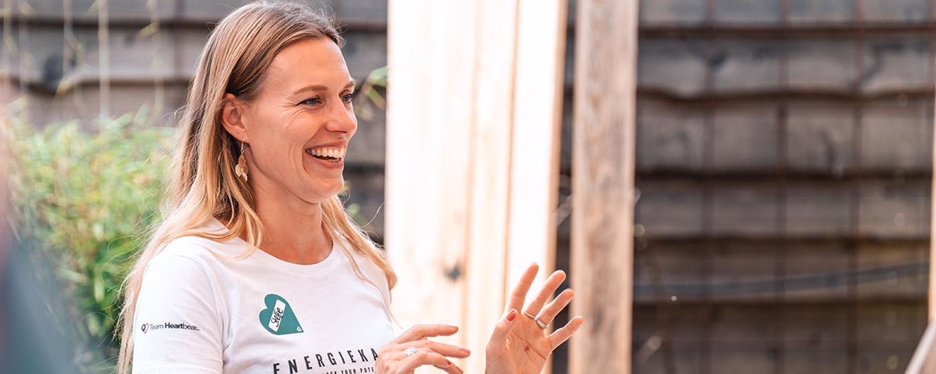 Veerkracht-expert Steffie van Heartbeats legt iets uit aan luisterend publiek | a.s.r.