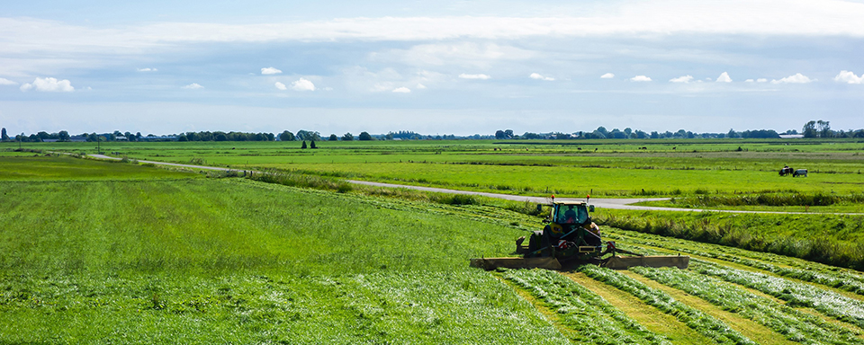 Boer die zijn grasland bewerkt | a.s.r. doet het | dit is de tijd van doen | a.s.r. beloont buren die willen verduurzamen