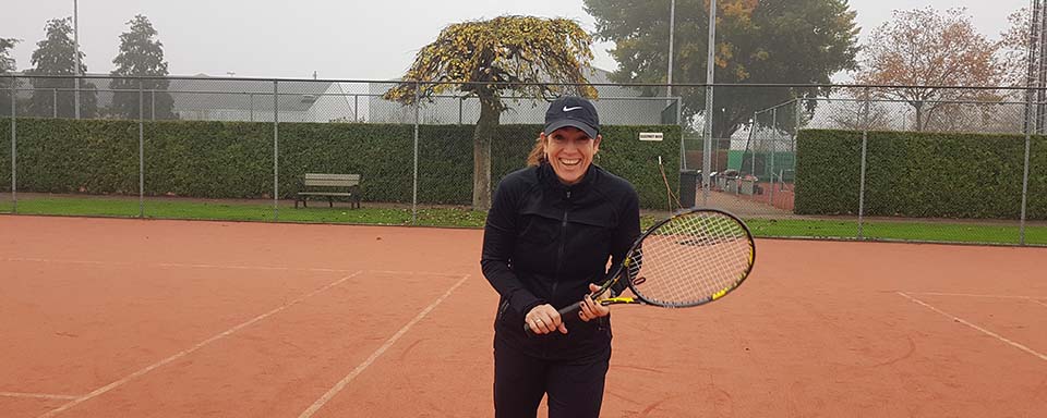 Fransje op de tennisbaan | DIt is de tijd van doen | a.s.r. doet het