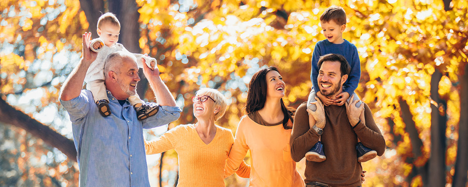 Familie met kinderen en opa en oma wandelen in een bos | a.s.r.