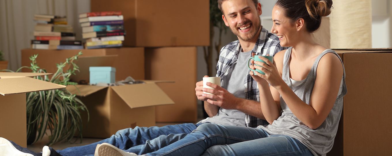 Stel koffie drinken in een kamer met verhuisdozen | a.s.r.