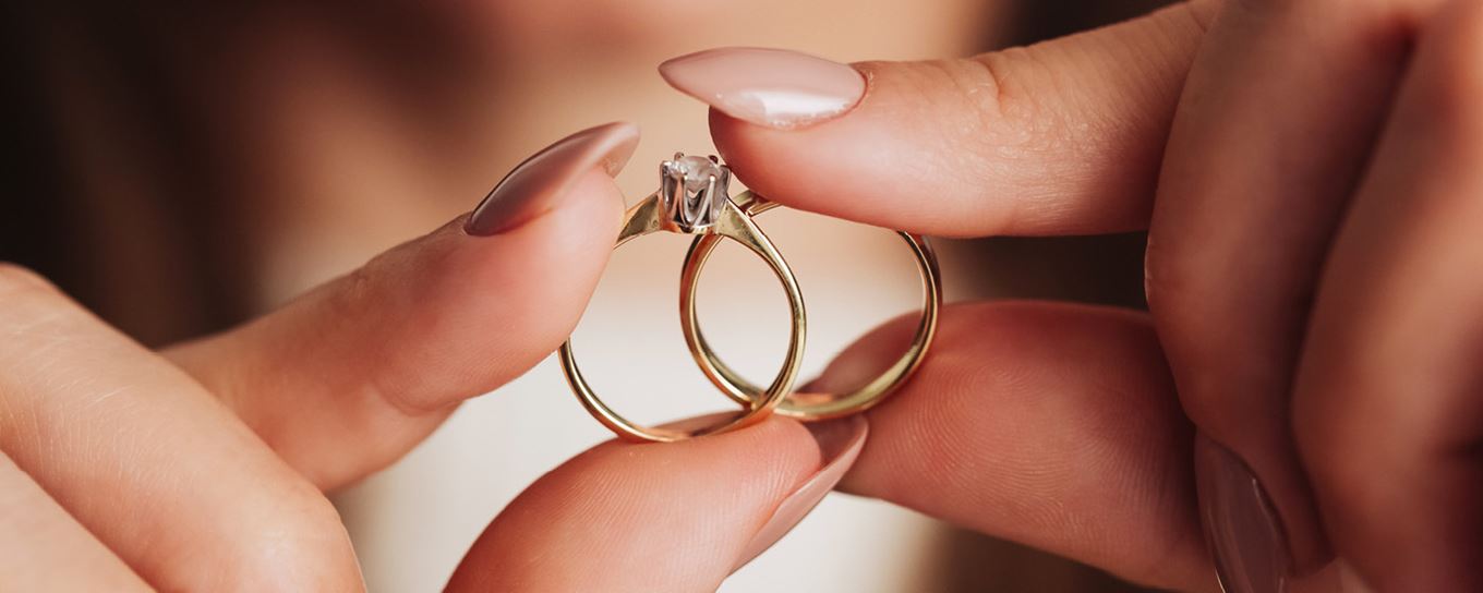 Vrouwenhanden laten ringen zien | a.s.r.