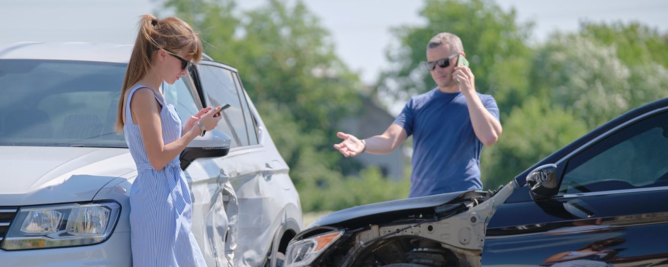 Botsing tussen 2 auto's, vrouw kijkt op haar telefoon en man belt | a.s.r.