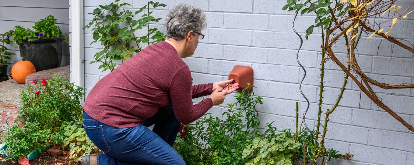 Buitenkraan wordt afgeschermd voor de vorst met een kapje | a.s.r. | winter | vriespunt