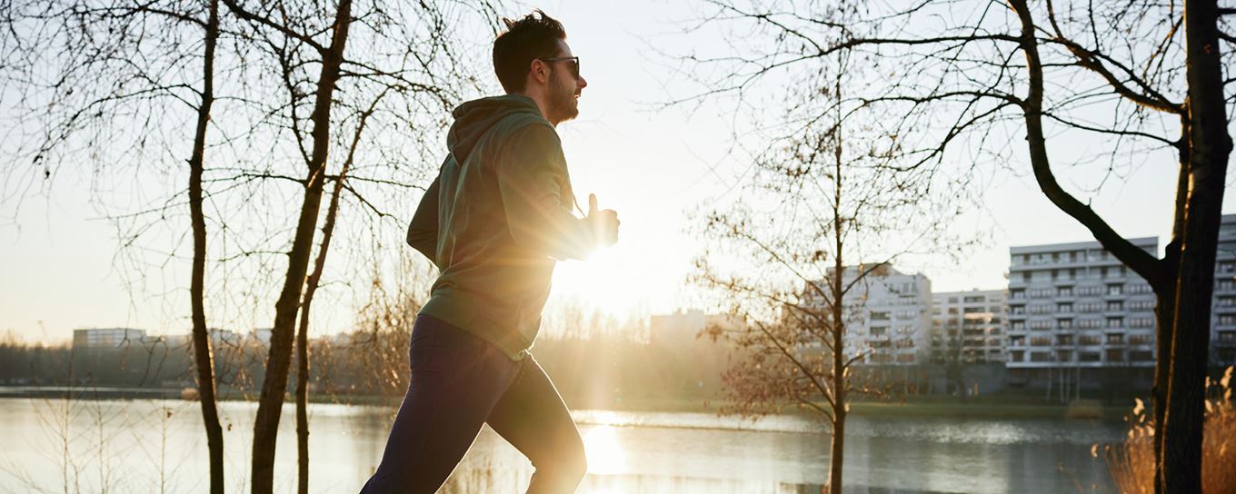 Man loopt hard met laagstaande zon in beeld | a.s.r. | laat je niet verblinden | veilig op weg