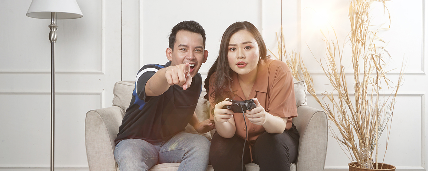 Stelletje dat een computerspel doet. De jongen wijst naar het scherm | Dit is de tijd van doen | a.s.r.