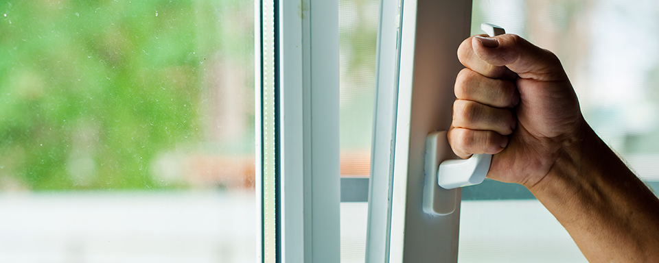 Hand doet kiepraam open