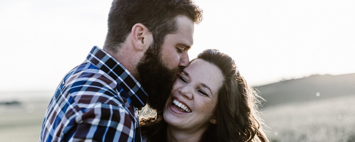 Verliefd stelletje knuffelt - de startershypotheek van a.s.r. hypotheken