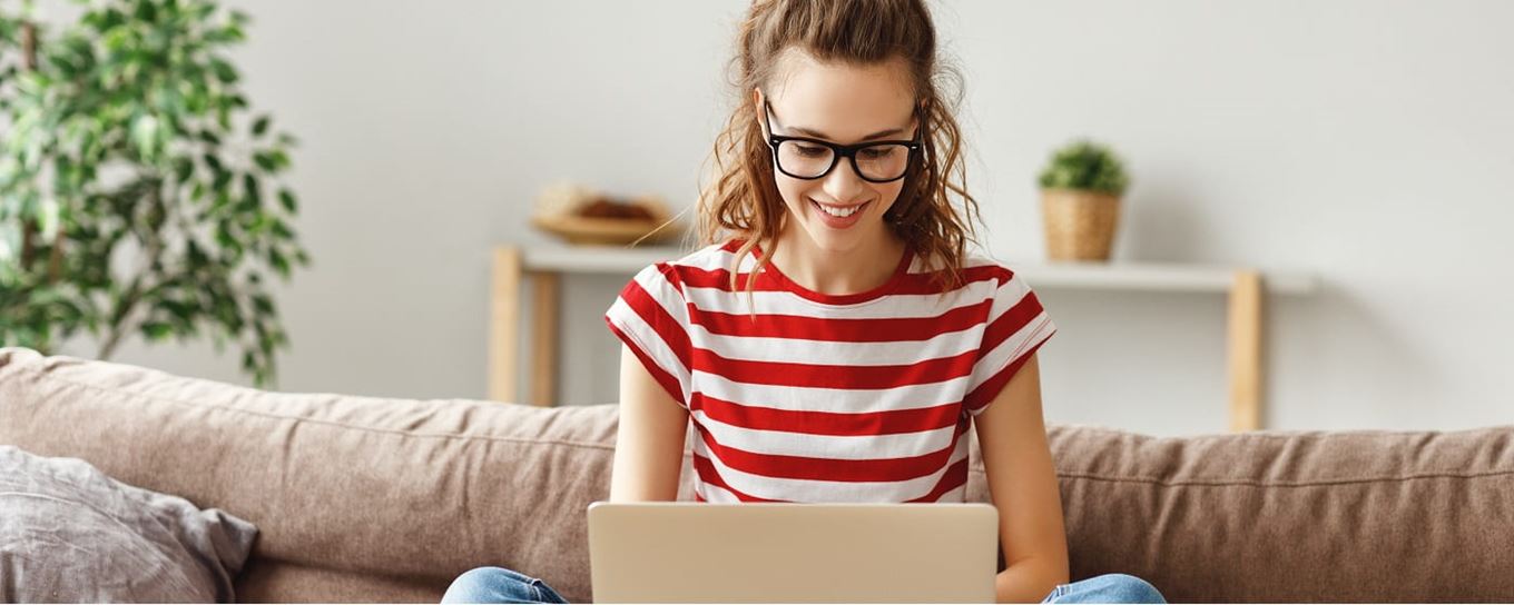 student, jonge vrouw, bank, laptop, bril, beleggen, Ik denk vooruit