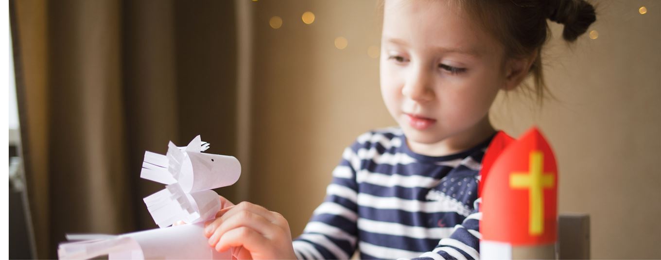 Sinterklaascadeau, Sinterklaas, budgettips, meisje, kind, knutselen, paard, mijter, gestreept shirt, Ik denk vooruit