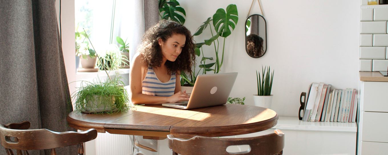 laptop, vrouw, tafel, raam, planten, studieschuld aflossen, stoel, zitten, ik denk vooruit