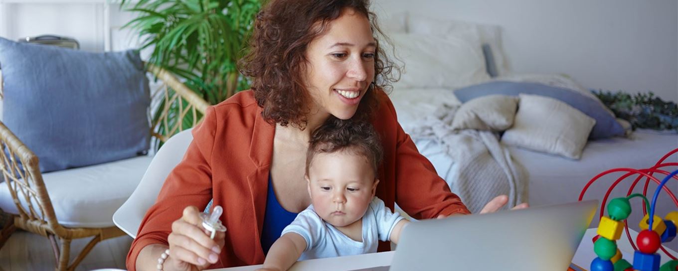 vrouw, baby, laptop, financiën, regelen, pensioen, keuzes, pensioenkeuzes, keuzebegeleiding