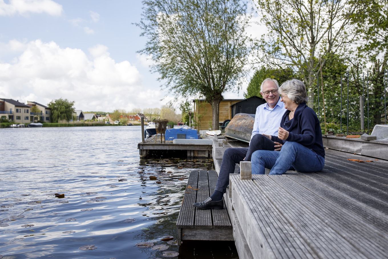 Twee mensen zitten bij het water