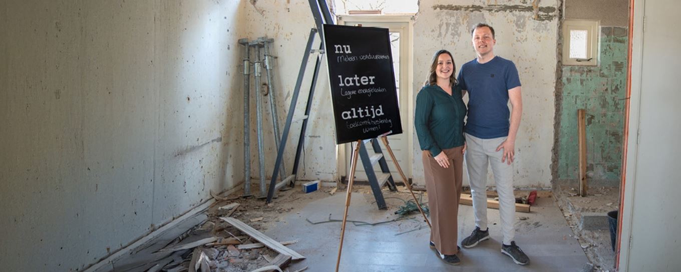 Aron en Celine staan in een pand dat volledig in de verbouw is