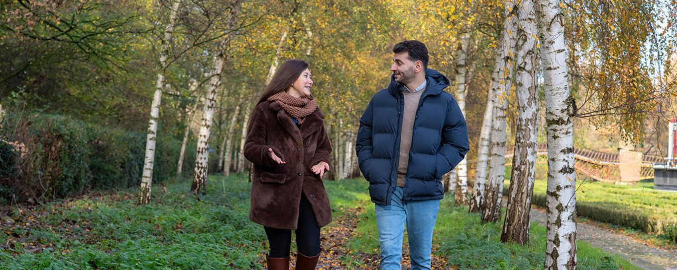 Man en vrouw gezellig aan het wandelen in het park