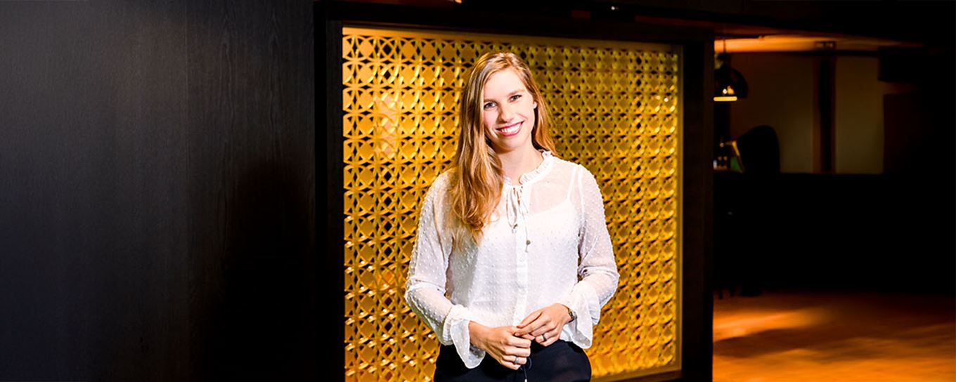 Expert Lisa staat in een huis lachend voor de camera