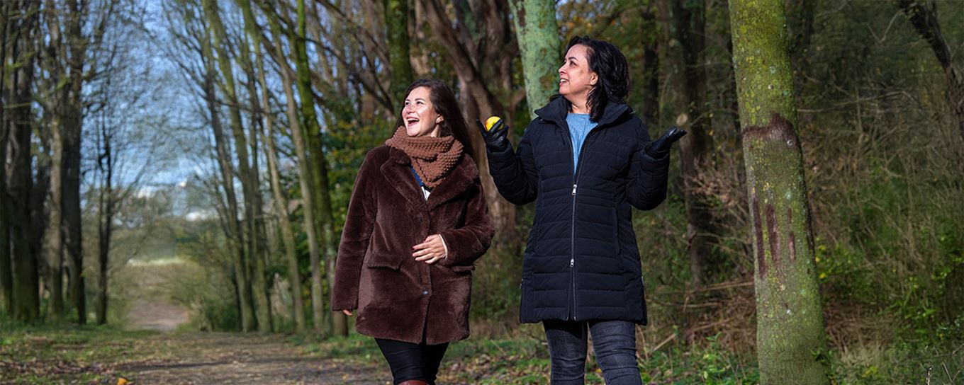 2 vrouwen lopen gezellig samen in het bos 