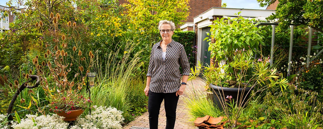 Marion staat in haar tuin