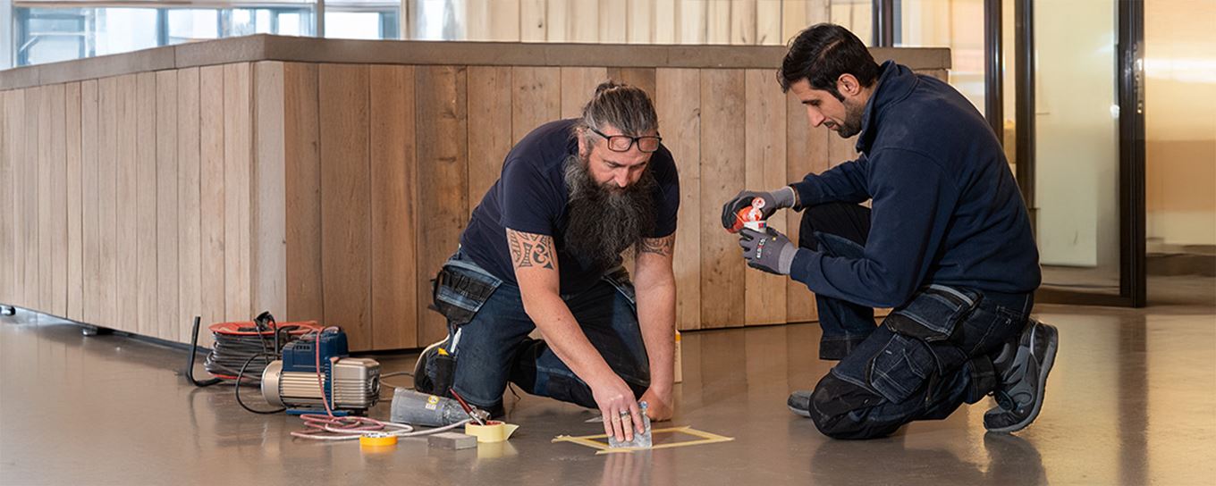 2 monteurs zijn de vloer aan het herstellen