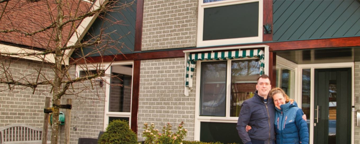 Pieter en Edith voor hun huis