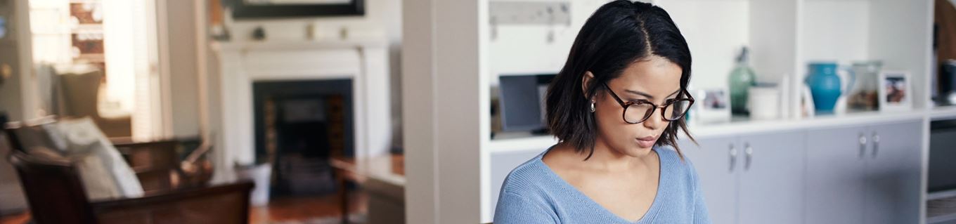 Vrouw is aan het werk vanuit huis