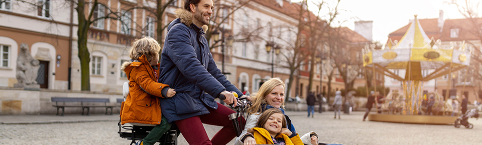 gezin, man, vrouw, kinderen, fiets, stad
