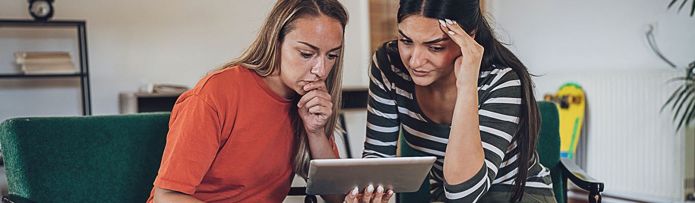 Twee jonge vrouwen hebben last van online fraude en proberen het op te lossen