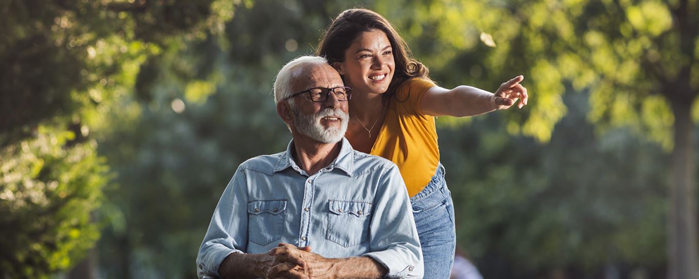 Afbeelding van een oudere man met zijn mantelzorger