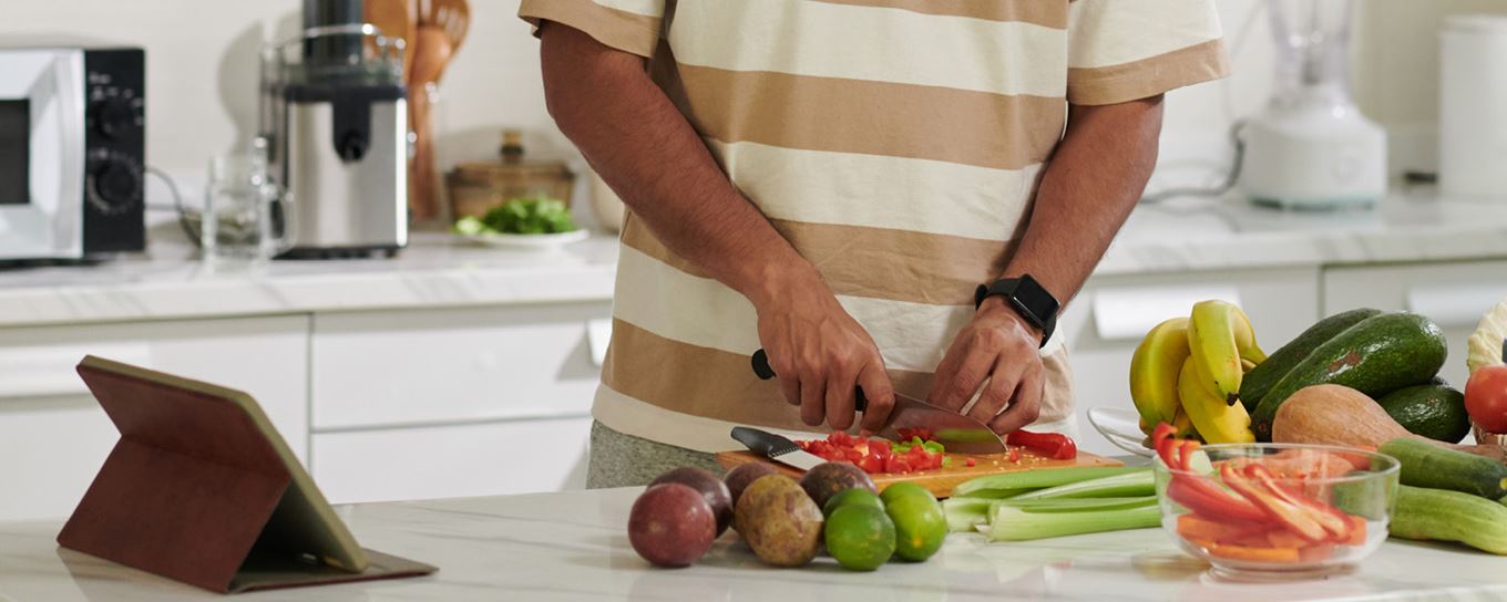 Afbeelding van een man die groente aan het koken is