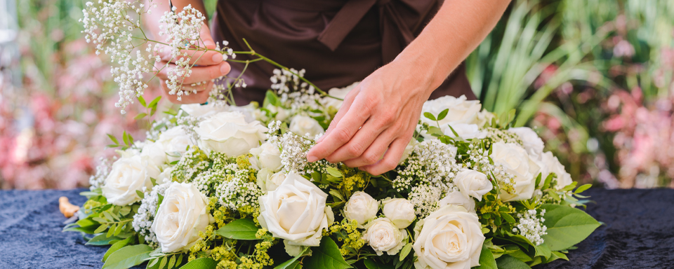 Iemand maakt wit bloemstuk