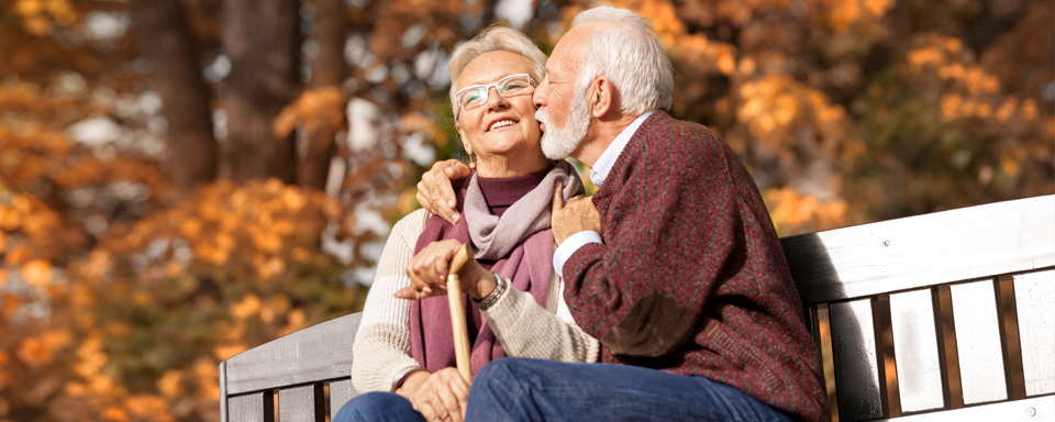 Gelukkig senior stel buiten op bank 