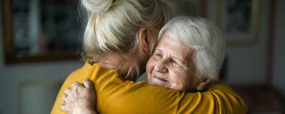 Knuffel van dochter aan moeder