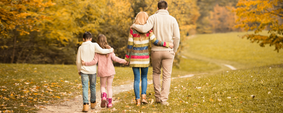 Gezin loopt buiten arm in arm