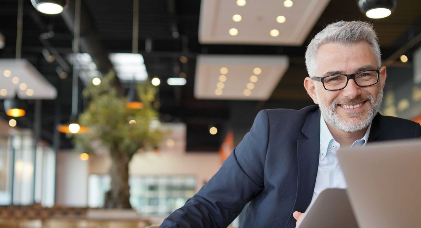 Werken na je pensioen - Werken achter de laptop - Zakelijke man