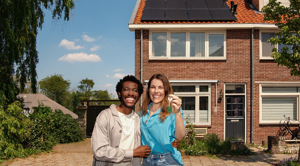 Starters met sleutel in hun hand voor een woning