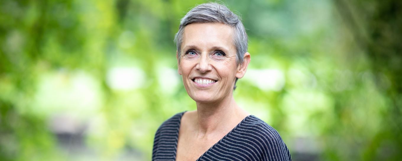 Judith Wiersma hr-manager CliniClowns vrouw lach groen bomen