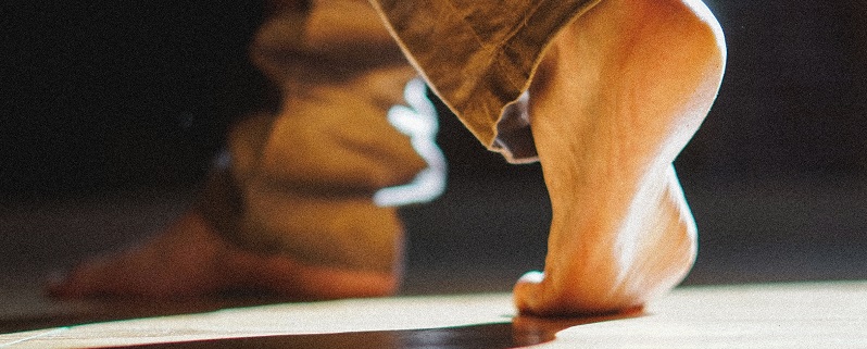 BLote voeten op de vloer