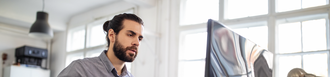 Jonge man achter zijn computer | Doenpensioen | a.s.r.