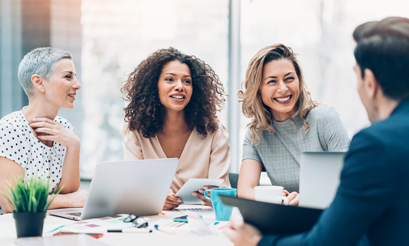 Groepje mensen zijn samen in gesprek | Doenpensioen | a.s.r.